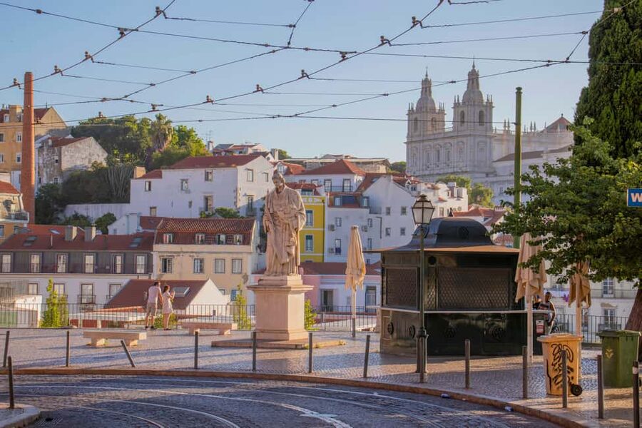 Lisbon: 3h tour in German to all viewpoints with local guide - What the German-language guiding adds