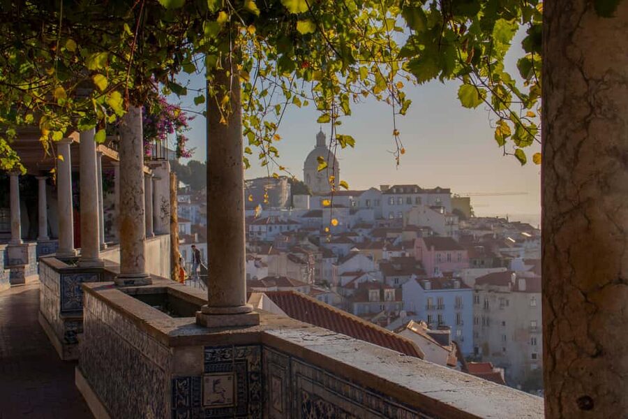 Lisbon: 3h tour in German to all viewpoints with local guide - Santa Luzia and Portas do Sol: the classic Alfama views