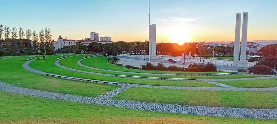 Lisbon: 8 Hour Private Tour through Lisbon (up to 7 people) - What the private guide adds