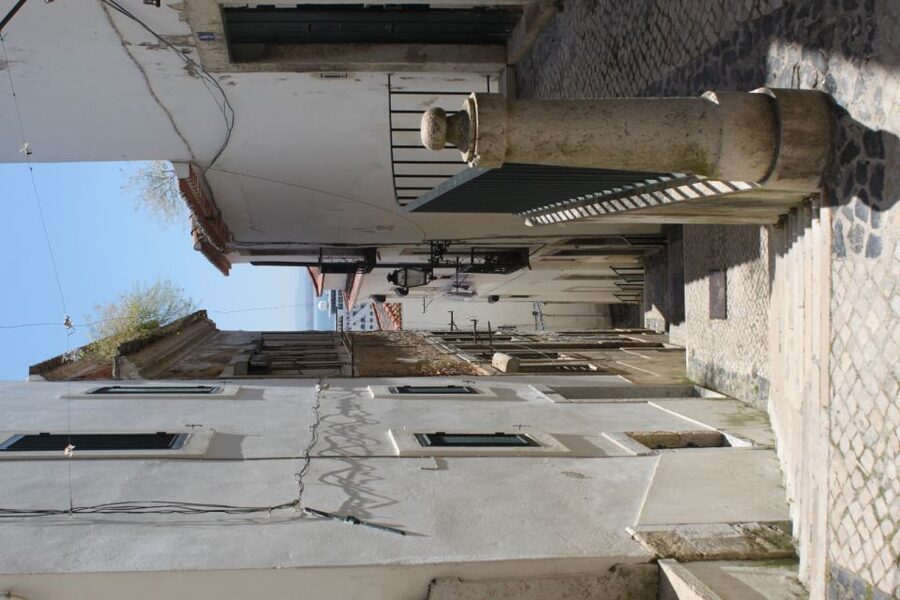 Lisbon: Alfama and São Jorge Castle Quarters Walking Tour - Lisbon Cathedral and its many building styles