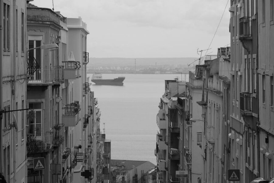 Lisbon: Alfama and São Jorge Castle Quarters Walking Tour - The castle quarter without a castle ticket