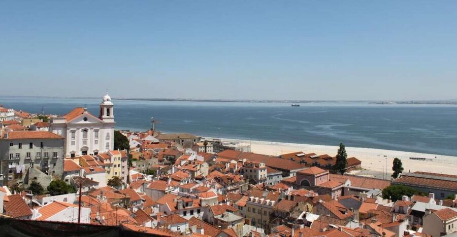 Lisbon: Alfama and São Jorge Castle Quarters Walking Tour - Guide style, languages, and group feel