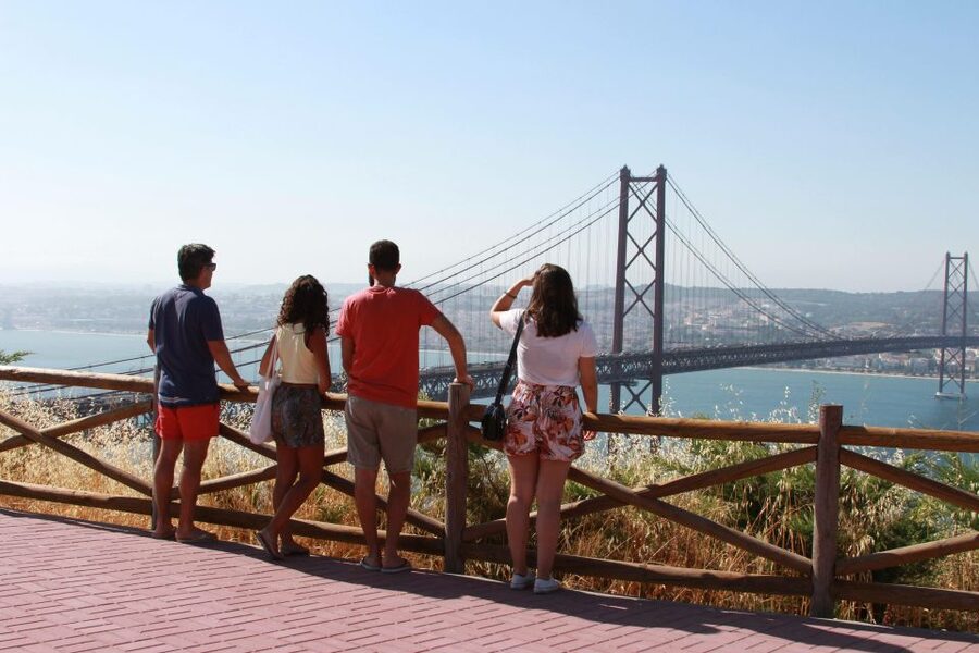 Lisbon: Arrábida and Sesimbra Day Trip with Wine - Lunch and free time in Sesimbra