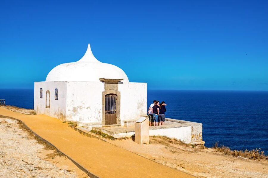 Lisbon: Arrábida Natural Park and Sesimbra Day Trip - Meco Beach and the western cliffs