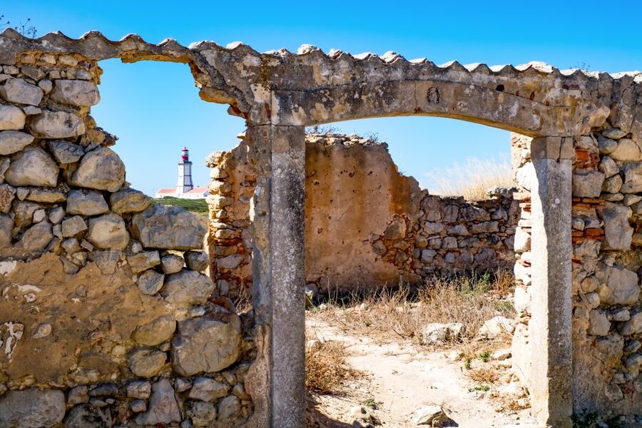 Lisbon: Arrábida Natural Park and Sesimbra Day Trip - Golden beaches and the chance to swim