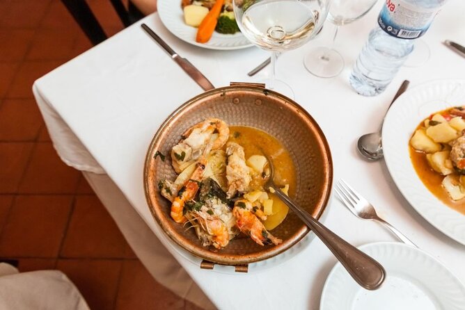 Lisbon: Authentic Fado Show, Dinner and Night Tour - What the Fado show feels like during dinner