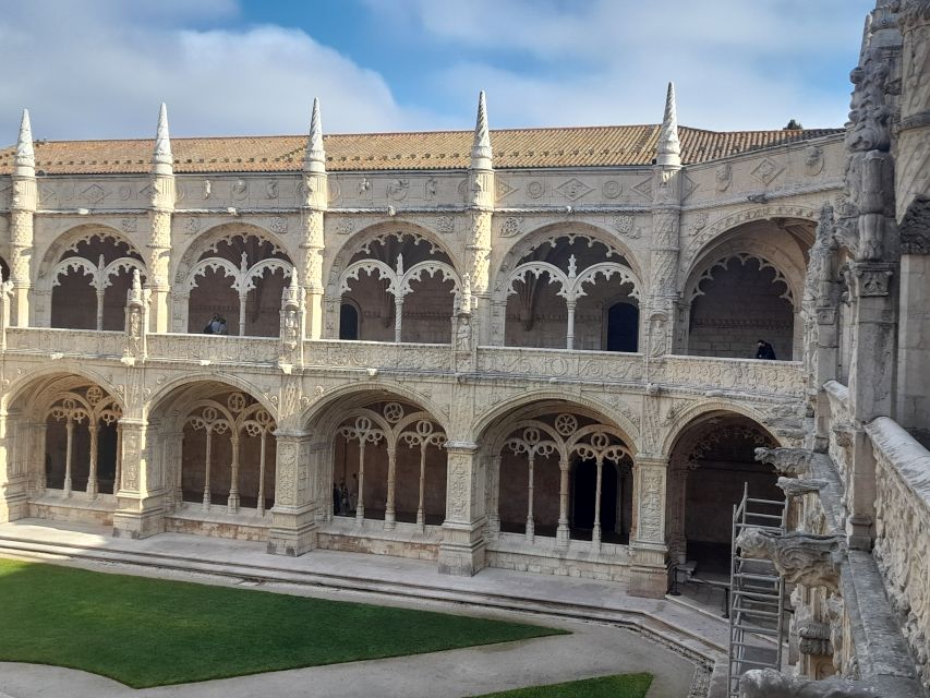 Lisbon: Belem Private Tuk-Tuk Tour for 2 hours - The guide can make or break the two hours