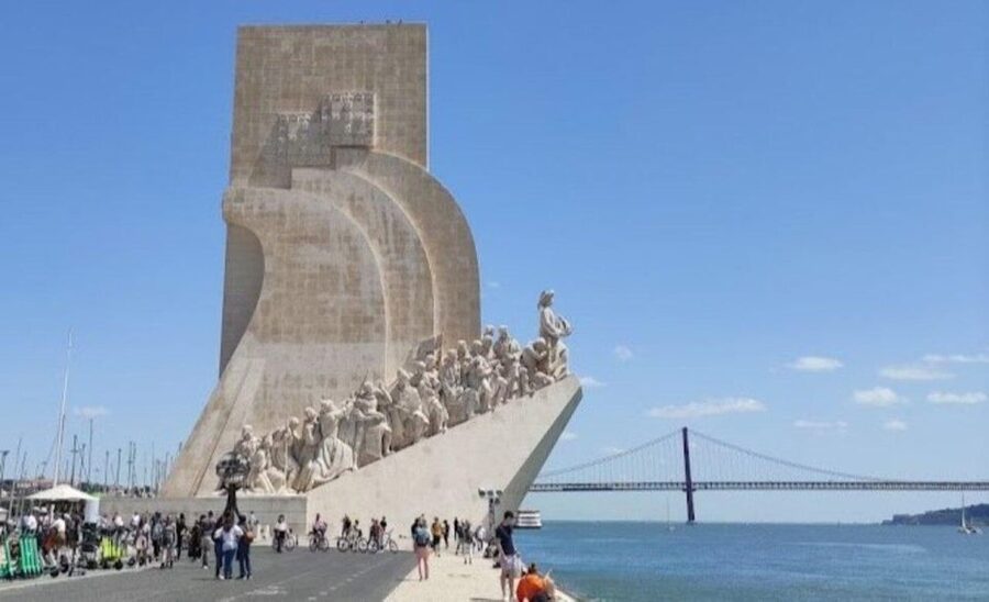 Lisbon: Belém Tuk Tuk Tour with Pastéis de Belém - Belém Tower beside the river