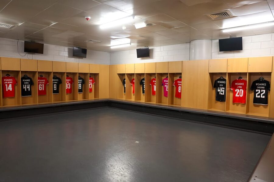 Lisbon: Benfica Stadium and Museum Tour with Meal and Scarf - What you eat at Red Snack