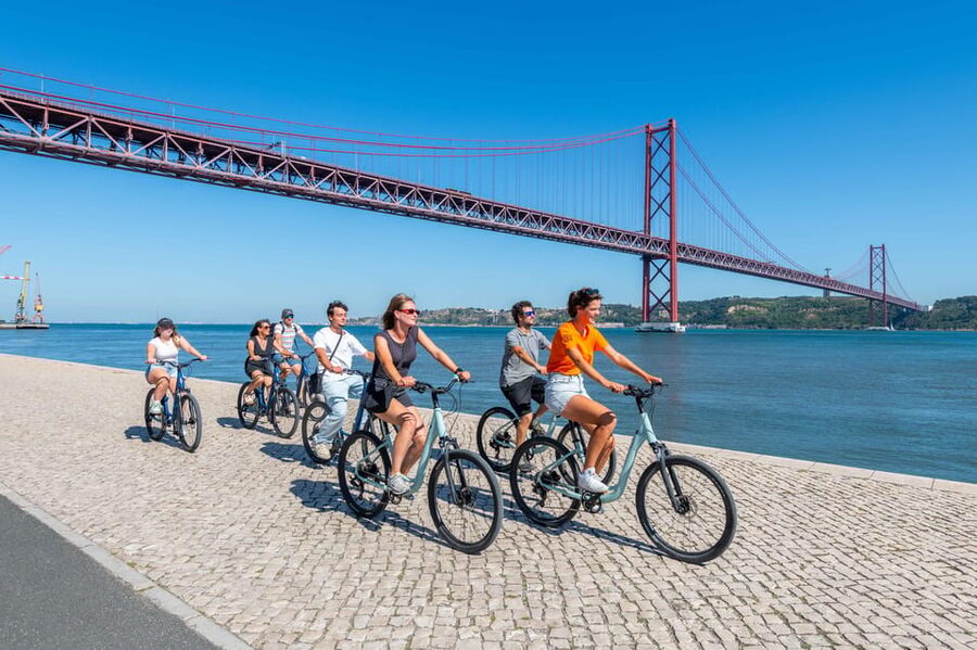 Lisbon Bike Tour: Langs de rivier van Belém naar Lissabon - Cais do Sodré, Praça do Comércio, and the city center
