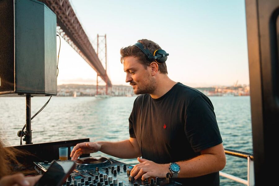 Lisbon Boat Party - Live DJ & Afterparty with VIP Club entry - What the four-hour cruise feels like
