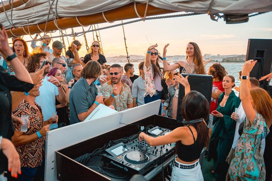 Lisbon Boat Party - Live DJ & Afterparty with VIP Club entry - Finding the boat at the Lisbon departure point