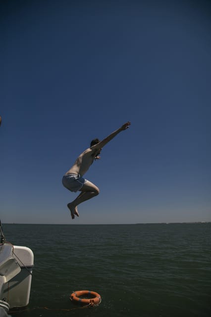 Lisbon: Catamaran Boat Party with Music, Open Bar & Dives - FAQ