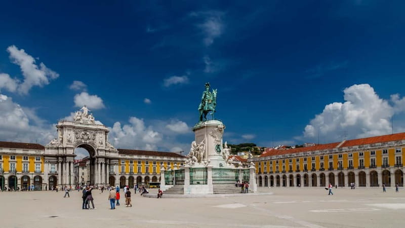 Lisbon: City Highlights Tuk-Tuk Tour with Pickup - São Vicente de Fora, the flea market, and the National Pantheon