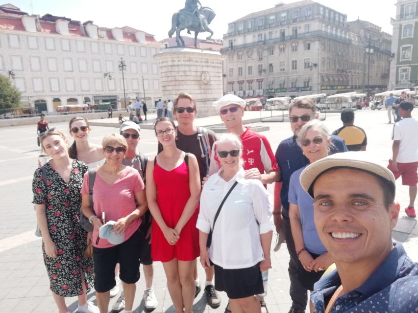 Lisbon: City Sightseeing Private Tour with Guide - Alfama and the Portas do Sol view