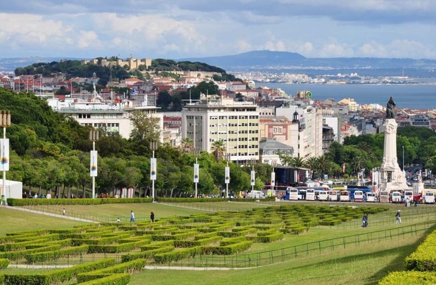 Lisbon City Tour: All Must-See Attractions with Expert Guide - Lisbon’s viewpoints: São Pedro de Alcântara, Graça, and Portas do Sol