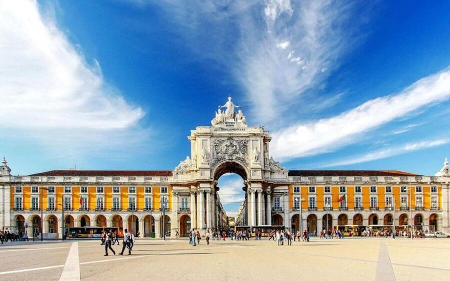 Lisbon City Tour: All Must-See Attractions with Expert Guide - The cathedral and Praça do Comércio