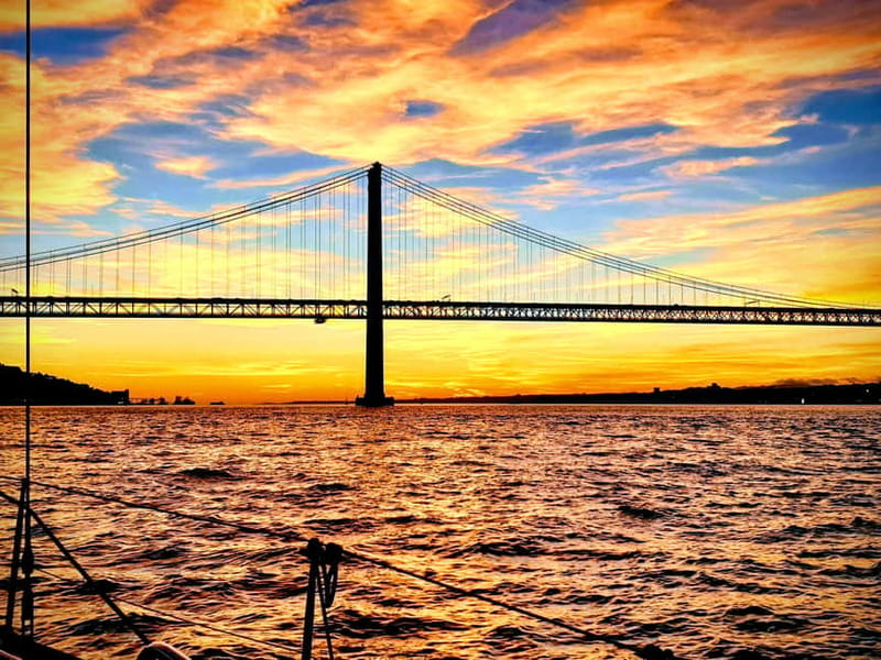 Lisbon: Daytime or Sunset Boat Cruise with History and Wine - Alfama, the Castle Quarter, and Praça do Comércio