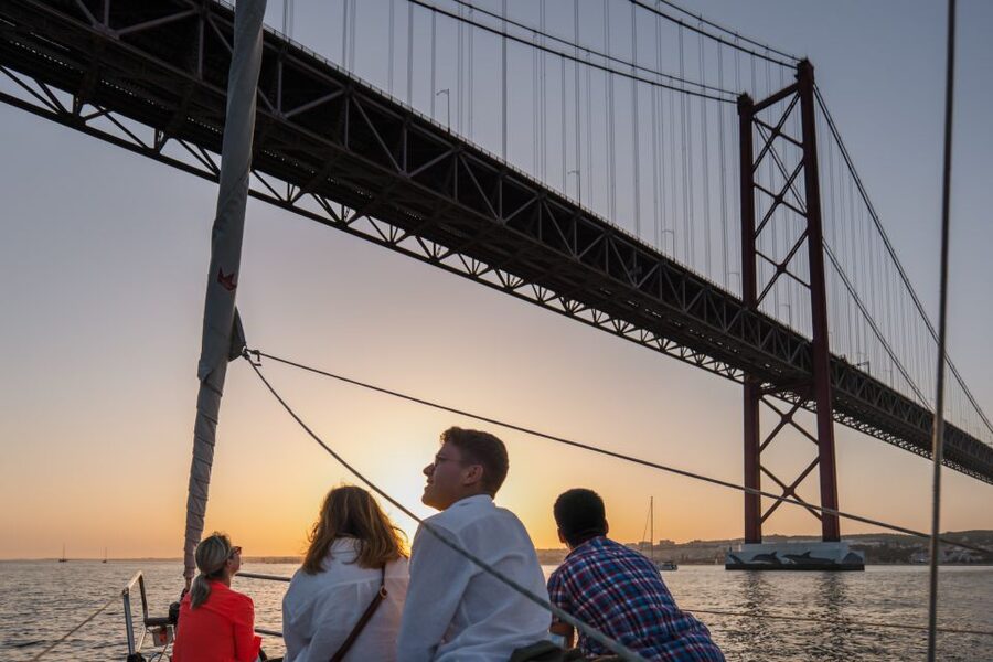 Lisbon: Daytime/Sunset/Night City Sailboat Tour with Drink - From Commerce Square to the old hills