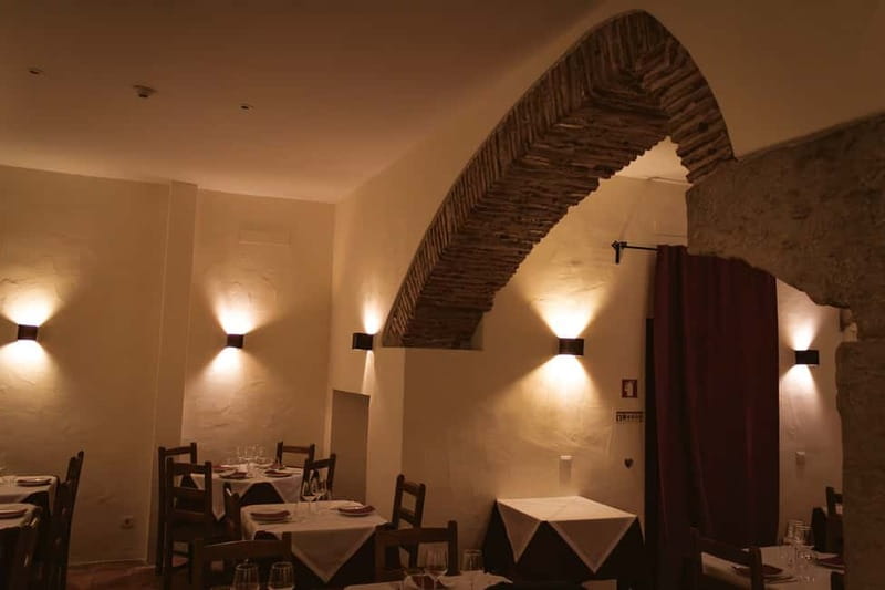 Lisbon: Dinner with Fado Show with the Rising Stars of Fado - Arriving at Canto do Poeta