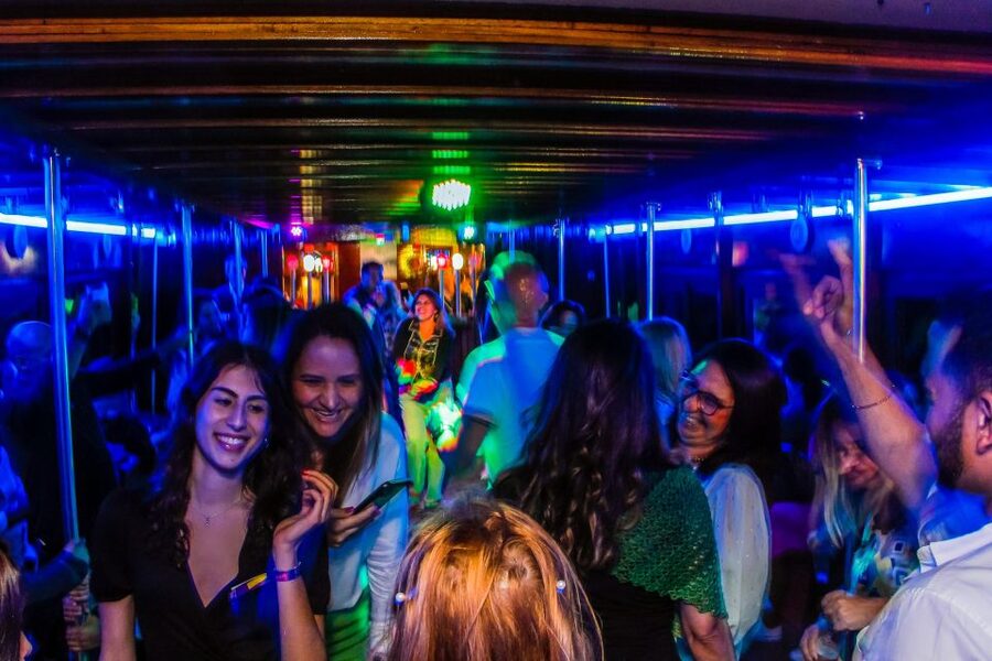 Lisbon: Disco Night Cruise with DJ and Open Bar - What the open bar really includes