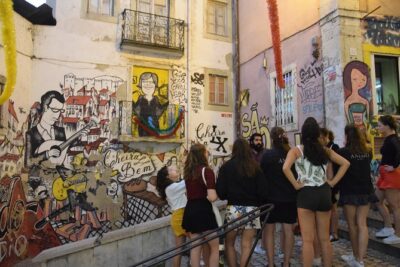 Lisbon Fado Experience: Walking Tour, Dinner and Live Music Show