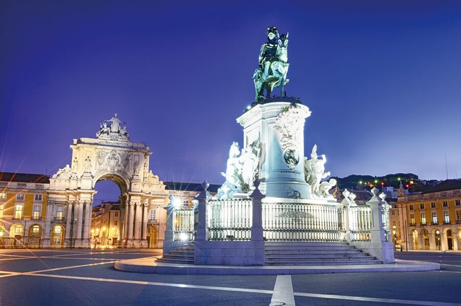 Lisbon: Fado Night Tour - Avenida da Liberdade and the city center
