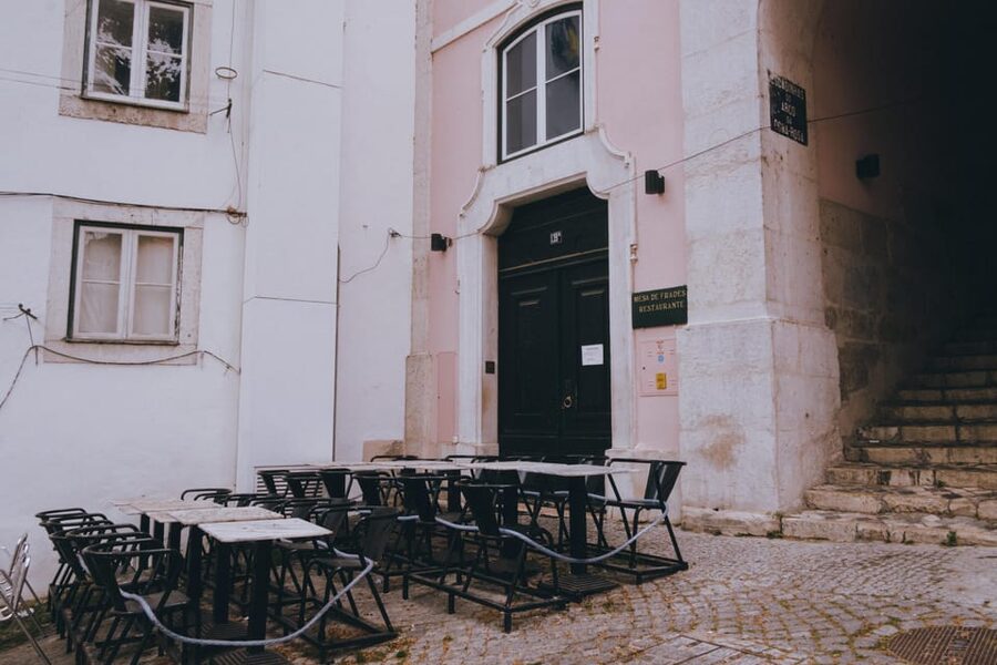 Lisbon: Fado Night with Dinner in a Typical Fado House - What happens during the 2.5-hour evening