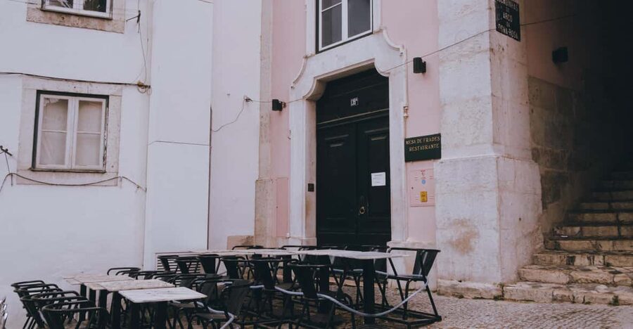 Lisbon: Fado Night with Dinner in a Typical Fado House - The chapel and its old azulejos