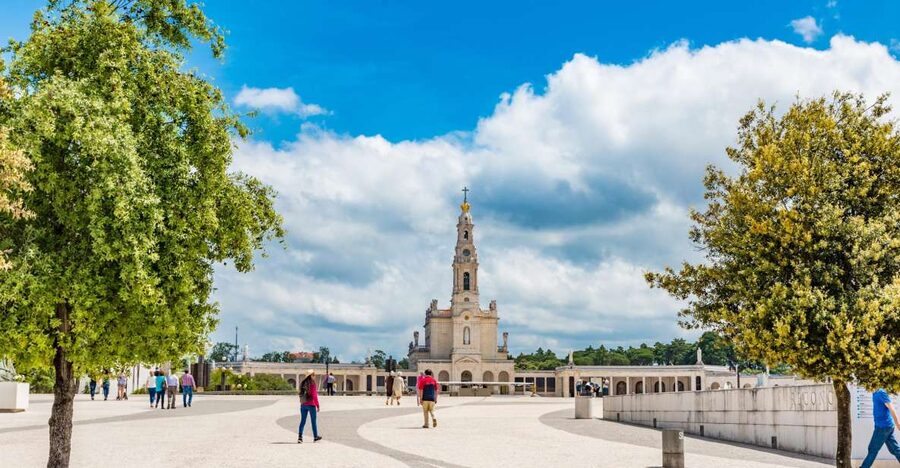 Lisbon: Fatima, Batalha, Nazare and Obidos Tour Hotel Pickup - Four Portuguese highlights in one long day