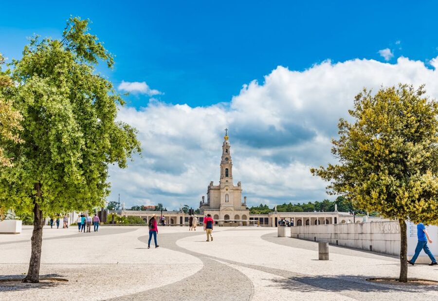 Lisbon: Fatima, Batalha, Nazare and Obidos Tour Hotel Pickup - Batalha Monastery and the story of Aljubarrota