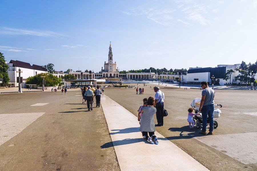 Lisbon: Fatima, Batalha, Nazare and Obidos Tour Hotel Pickup - Lunch is flexible, but not included