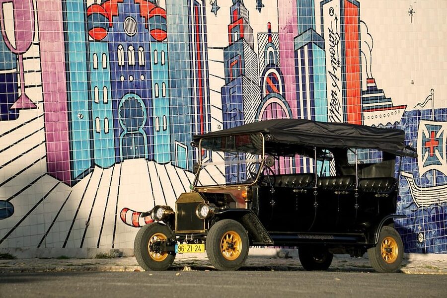 Lisbon: Food and Wine Tasting 4-Hours Tuk Tuk Tour - One hour at Wine Hunters Tavern