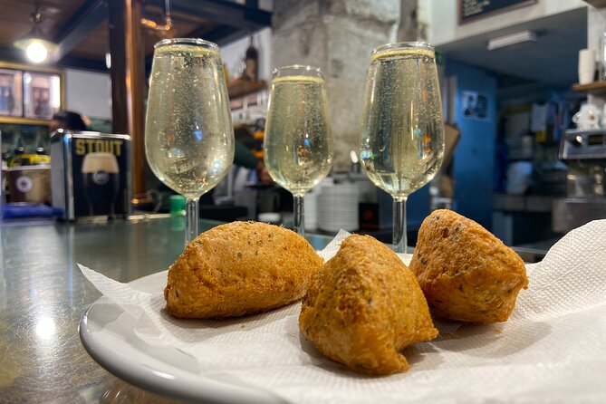 Lisbon Foodies Small-Group Walking Tour - Praça dos Restauradores and the final tavern meal