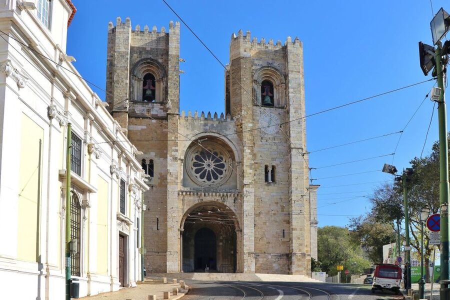 Lisbon: Full-Day Private Walking Sightseeing Tour - São Jorge Castle, with the ticket line handled