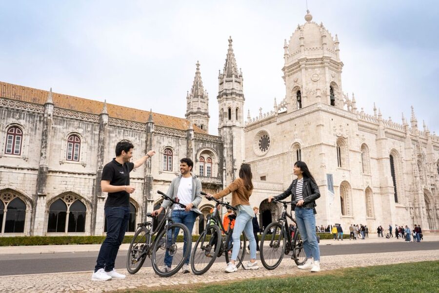 Lisbon: Guided Bike Tour, Helicopter Flight, and Boat Trip - Guides, languages, and the feel of the group