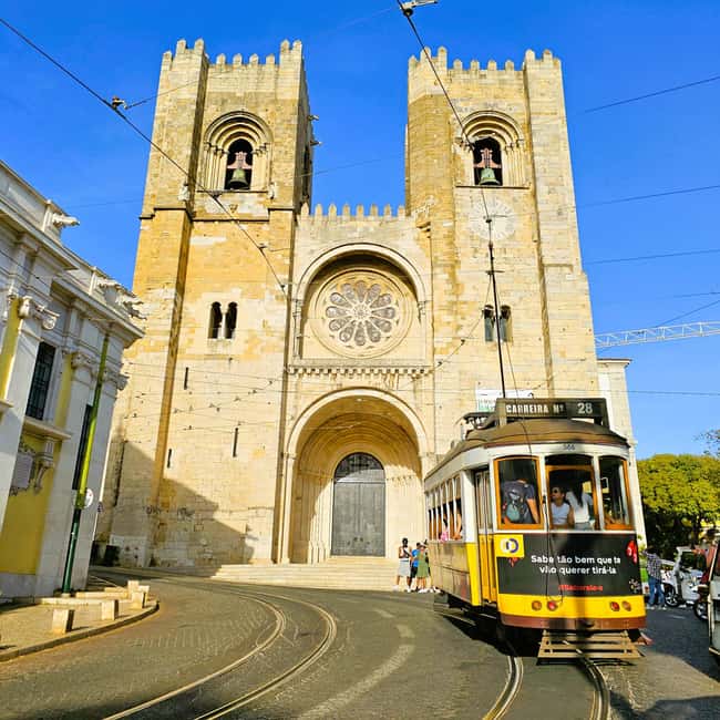 Lisbon: Guided Tuk-Tuk Tour Alfama and history - Saint Anthony and Lisbon Cathedral