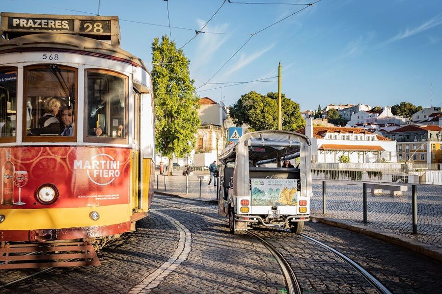 Lisbon: Guided Tuk-Tuk Tour Along the Historic Tram Line 28 - São Pedro de Alcântara and the view toward São Jorge Castle