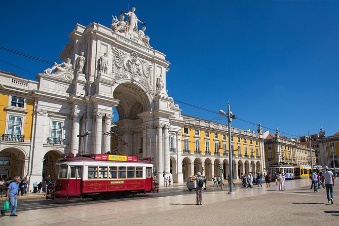 Lisbon Hills Red Tram by Tram 28 route - Timing, crowds, and service problems