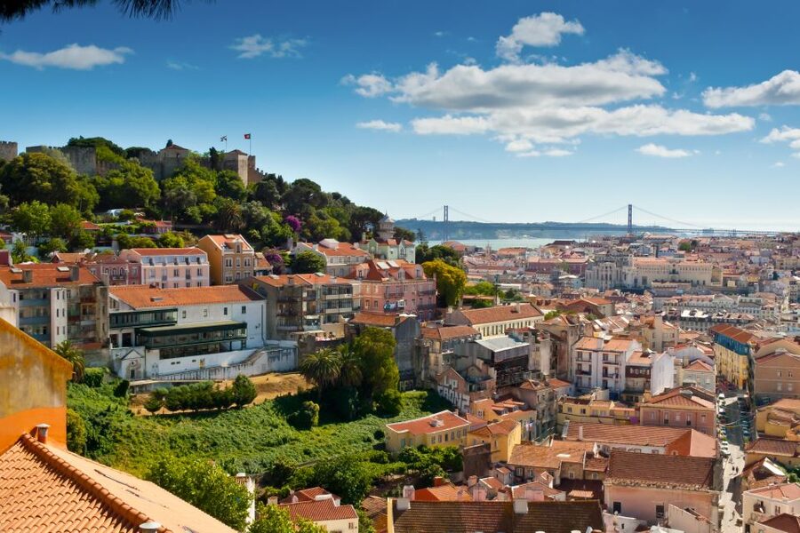 Lisbon: Hills Red Tram Tour by Tram 28 Route 24-Hour Ticket - Sé Cathedral and the climb toward Alfama