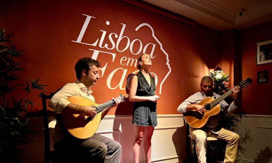 Lisbon: Live Fado Show with Port Wine in Historic Center - Entering Lisboa em Fado in Baixa Pombalina