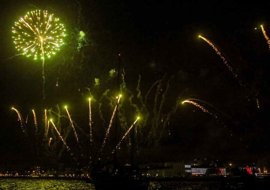 Lisbon: New Year's Eve with Live Dj Fireworks and Open Bar - A party boat with Lisbon views