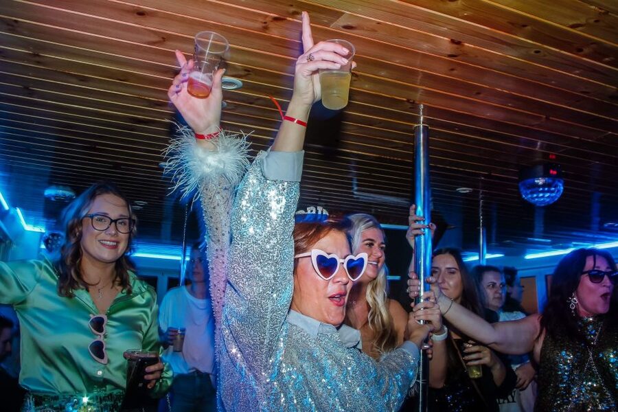 Lisbon: New Year's Eve with Live Dj Fireworks and Open Bar - The 25 de Abril Bridge and Cristo Rei