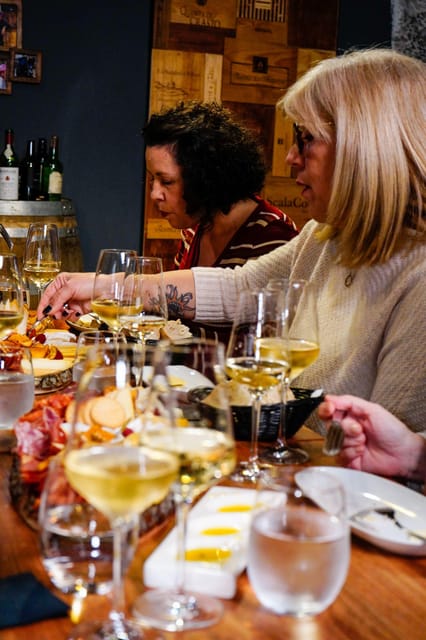 Lisbon: Premium Wine and Tapas Tasting Session - How much food and wine do you receive?