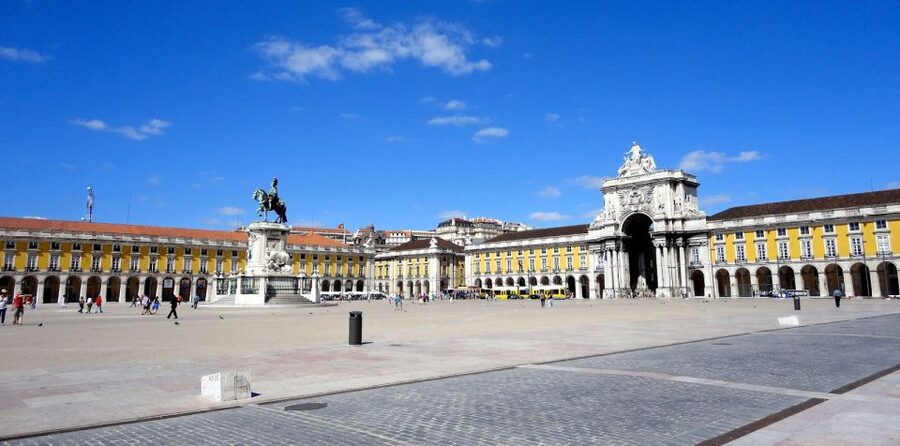 Lisbon: Private Full Day City Tour - What the vehicle and guide add