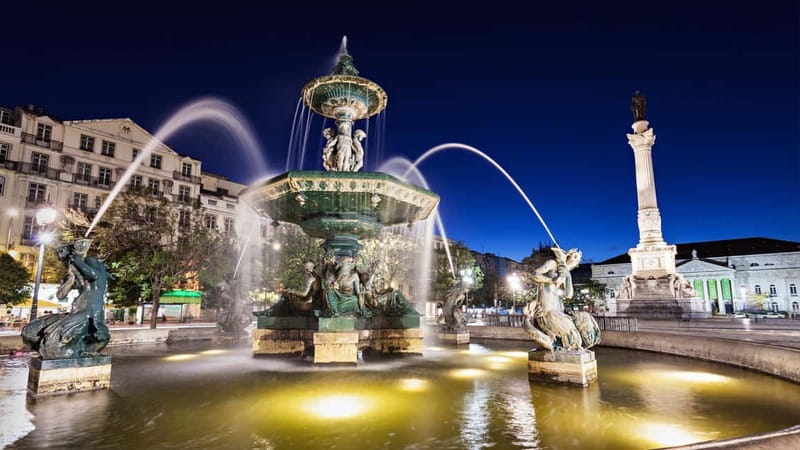 Lisbon: Private Night Tour with Fado Dinner Show - Dinner and live music in Alfama