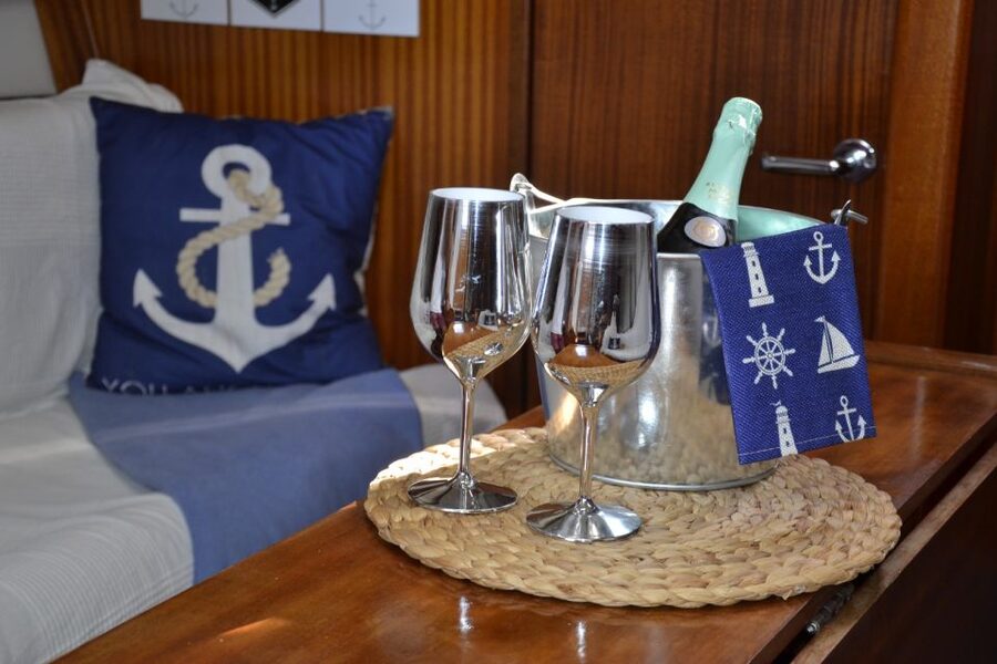 Lisbon: Private Sailboat Tour on Tagus River - What the two hours feel like on board