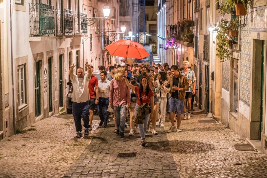 Lisbon: Pub Crawl with Open Bar and VIP Club Entry - A practical start at Praça Luís de Camões