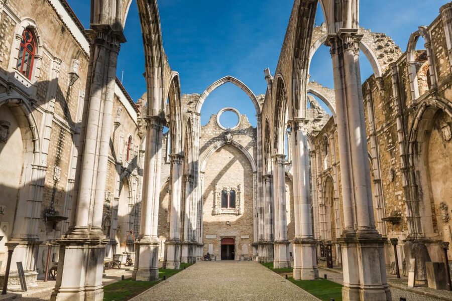 Lisbon's historic old town in a tuk-tuk in German - Key details before you book