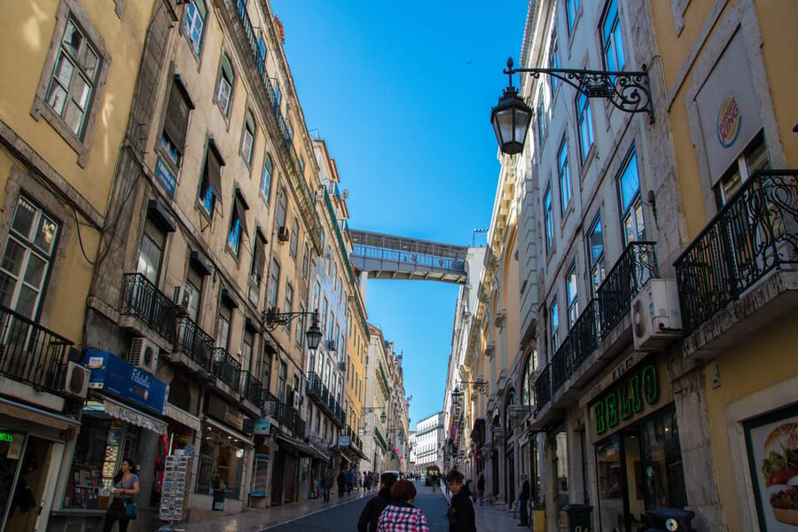 Lisbon's historic old town in a tuk-tuk in German - The Cathedral of Sé and the first viewpoints